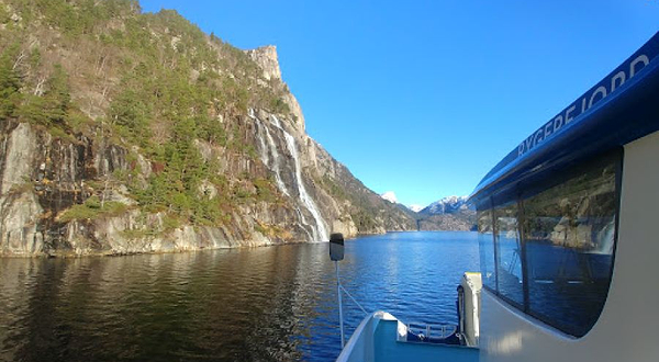 Hengjanefossen waterfall