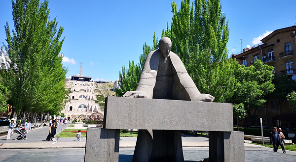 Alexander Tamanyan Statue