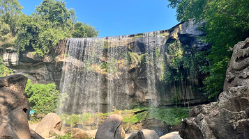 巴国天潭瀑布
