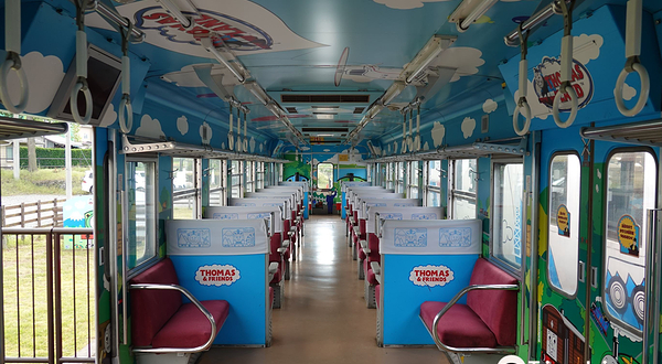 下吉田站蓝色火车月台