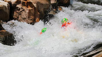 雪山激流回旋漂流