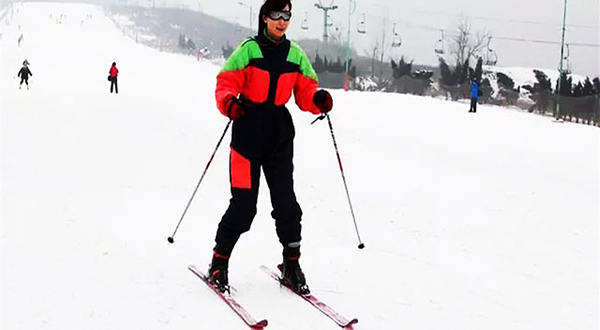 荣盛野三坡滑雪场