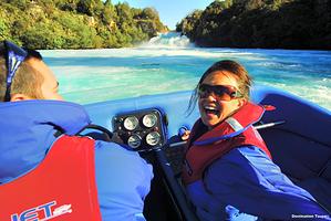 胡卡瀑布喷射快艇