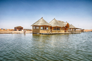 腾格里沙漠月亮湖