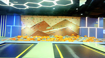反弹蹦床公园(巴南万达店)
