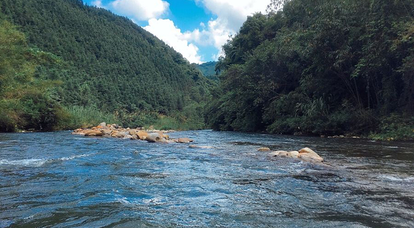 贵港市平南县马练乡利俩村金月潭漂流