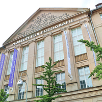 赫尔穆特纽顿基金会