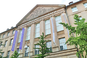 赫尔穆特纽顿基金会