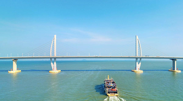 海上看港珠澳大桥