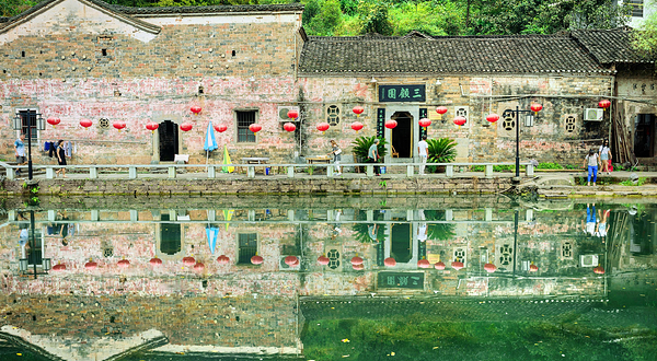 大汉皇族村景区