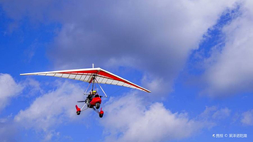 火山地质公园滑翔机体验