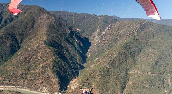 极地探游玉龙雪山滑翔伞飞行营地