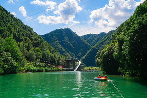 桐庐百岁峡抢滩漂流风景区
