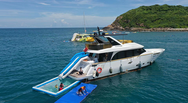 石梅湾加井岛自由鹿游艇出海俱乐部