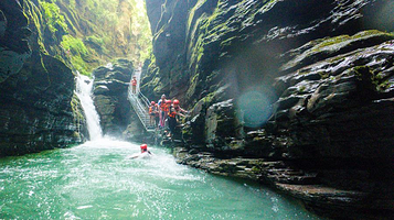 金山湖峡谷溪降