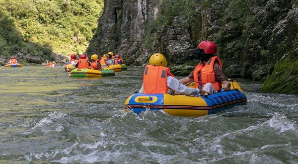 锦鲤山汪家寨峡谷漂流