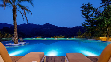 青城山初见山野悬崖无边泳池