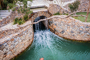 日出礁石地下河