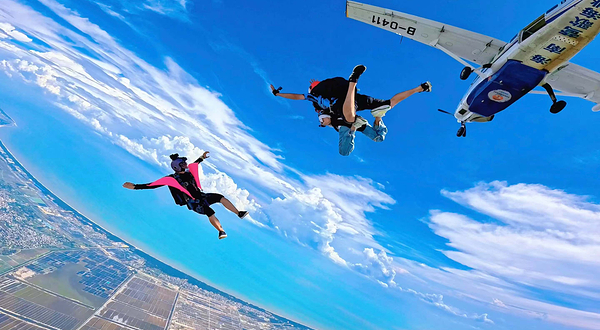 乐东莺歌海跳伞基地