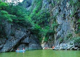 重庆溶洞谷漂流