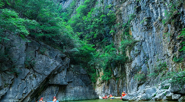 重庆溶洞谷漂流
