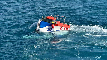 亚龙湾鲛子号潜水中心