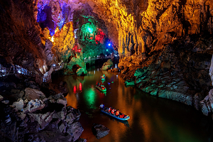 通天地下河景区