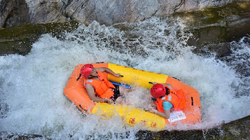 周洛飞瀑漂流
