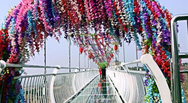 咸阳龙泉公社观景玻璃天桥