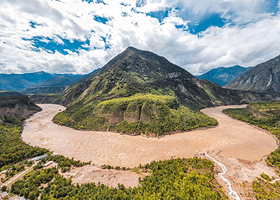 帕隆藏布大峡谷