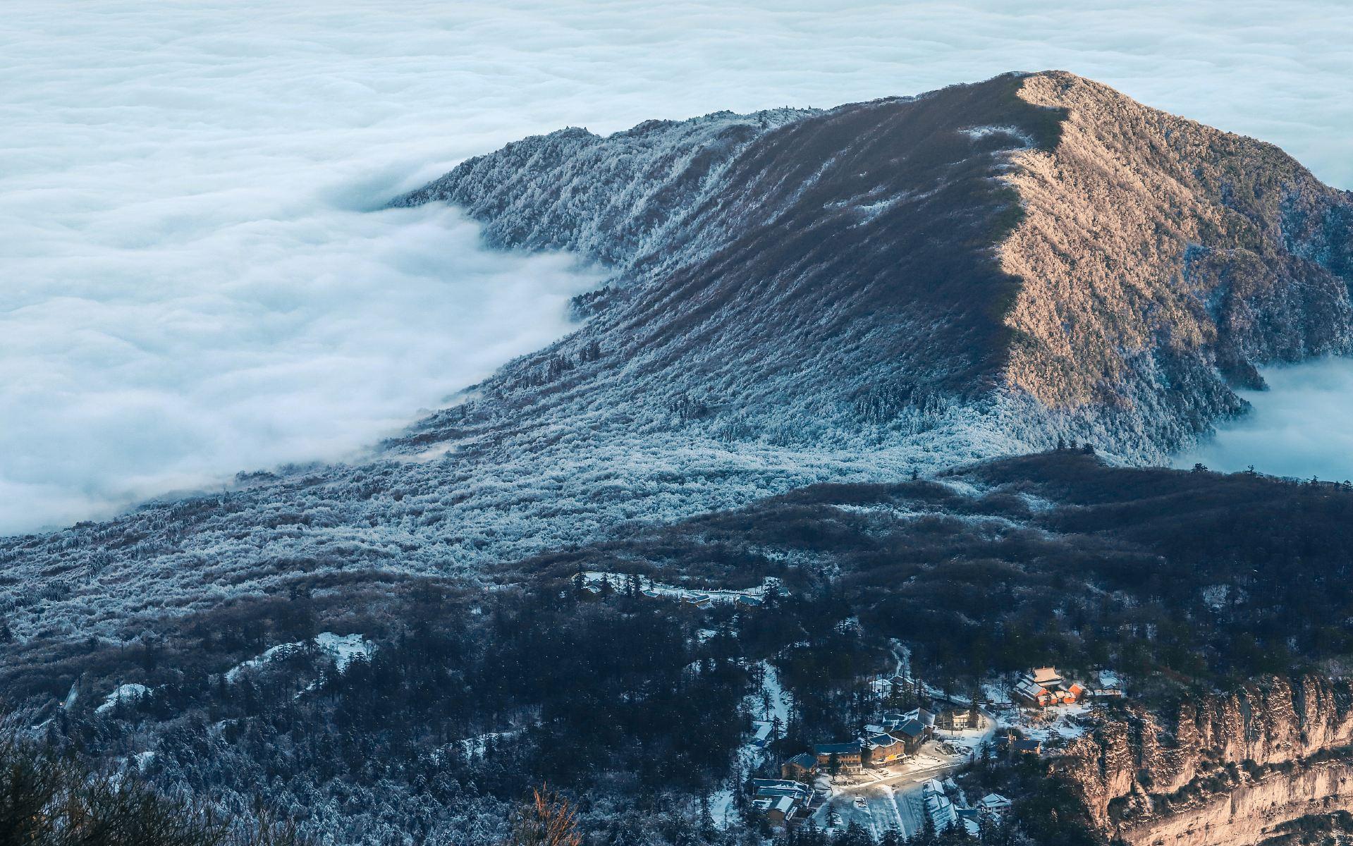 峨眉山涧云中花岭
