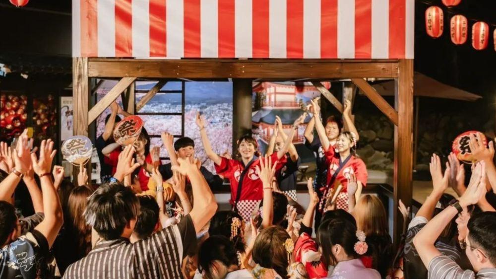 奇诺村,人们在那里祈祷。