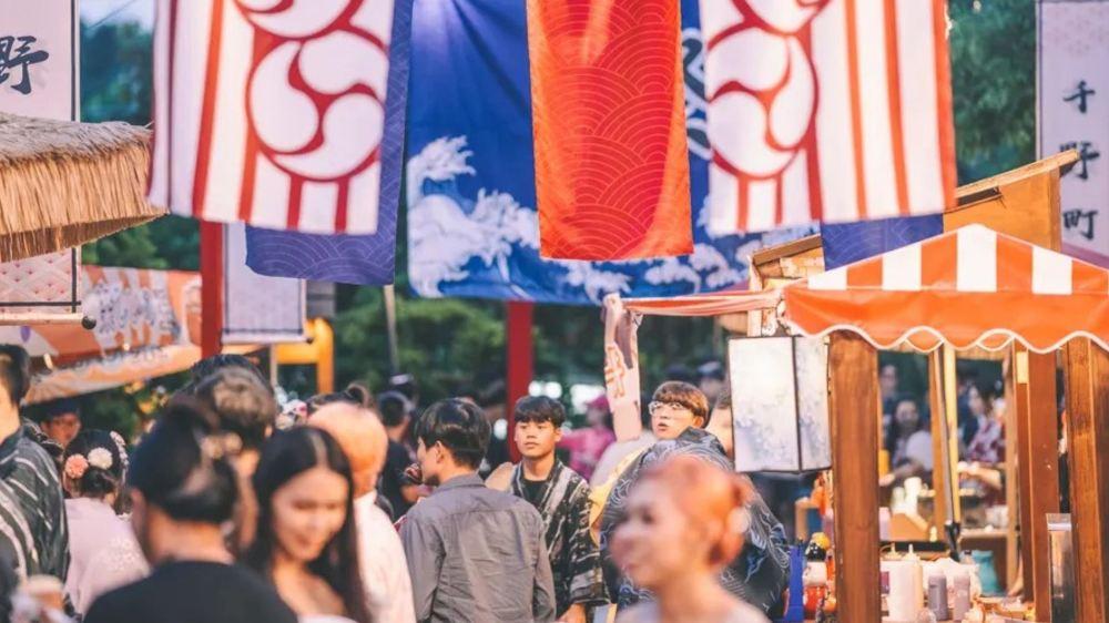 奇诺村,人们在那里祈祷。