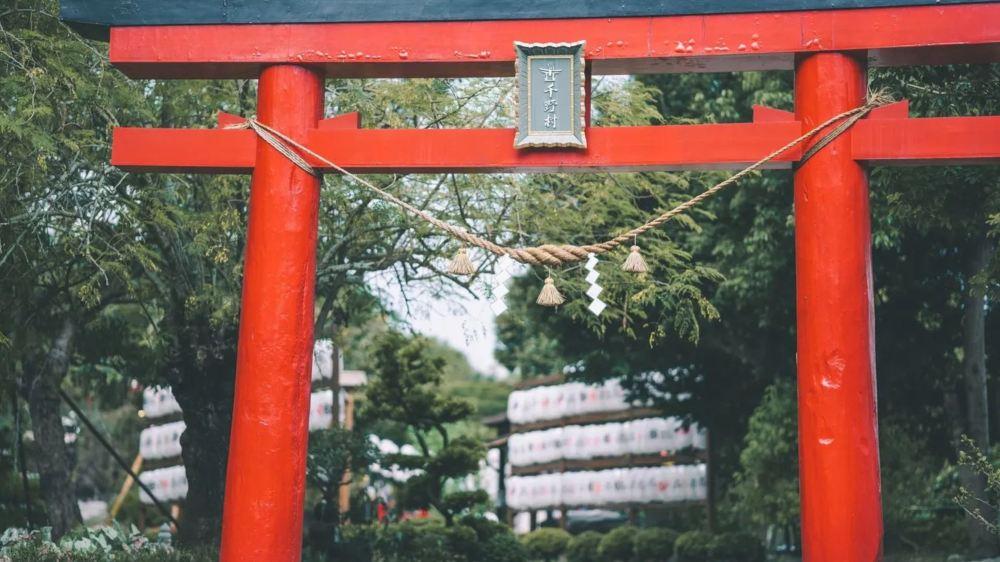 奇诺村,人们在那里祈祷。