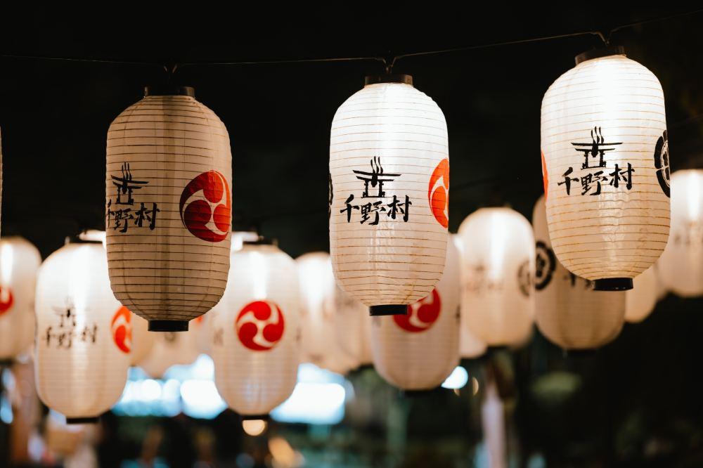 奇诺村,人们在那里祈祷。