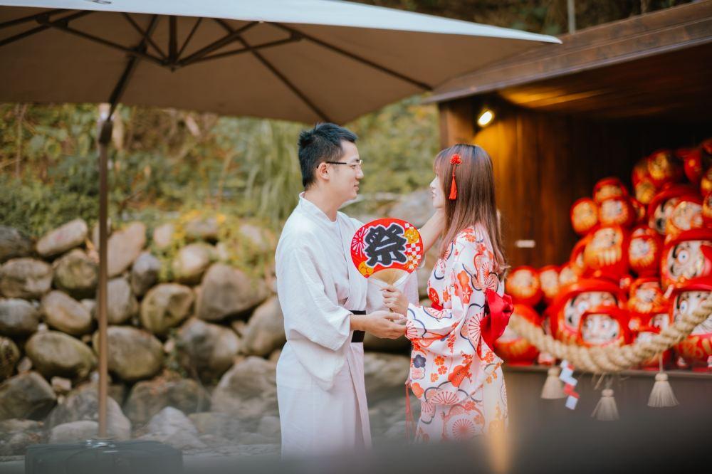 奇诺村,人们在那里祈祷。