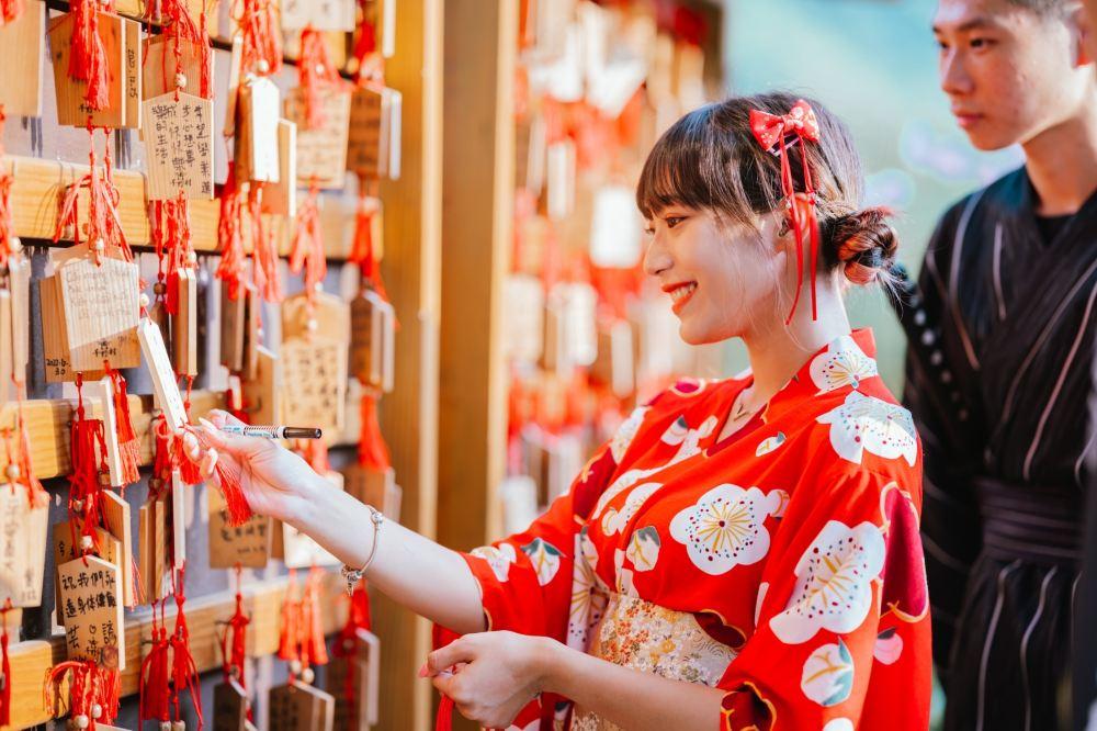 奇诺村,人们在那里祈祷。