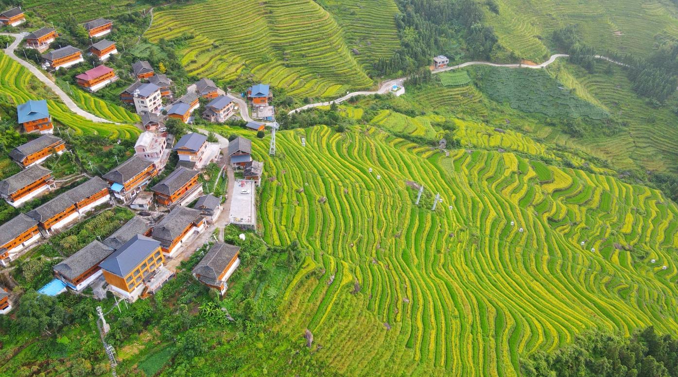 布尼梯田加乌瀑布景区