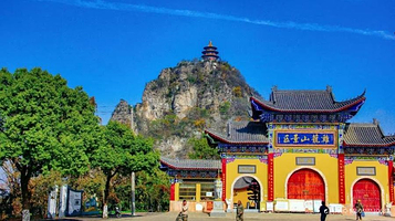 鸡笼山半月湖风景区