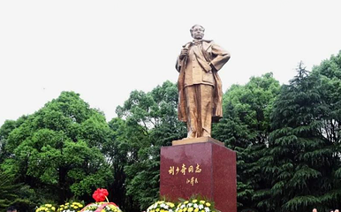 刘少奇铜像广场第 1 张图片