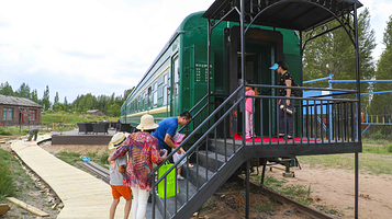 鄂尔多斯市九城宫草原漫瀚文化旅游区火车营地