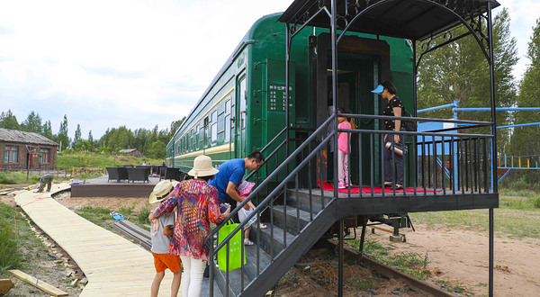 鄂尔多斯市九城宫草原漫瀚文化旅游区火车营地
