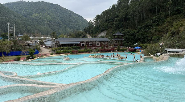 十万大山布透温泉
