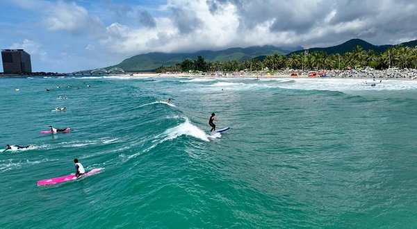 万宁日月湾蓝海冲浪潜水基地