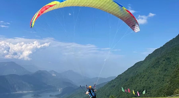 赵公山无忧谷滑翔伞飞行营地