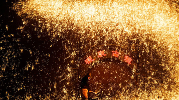 蔚县暖泉古镇室外打树花