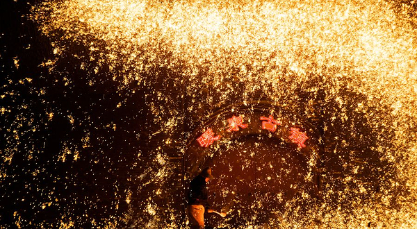 蔚县暖泉古镇室外打树花