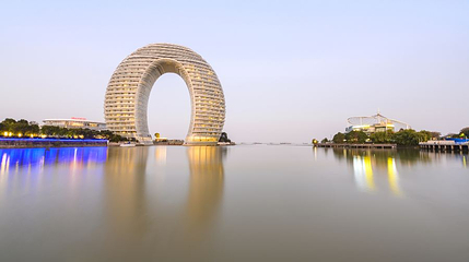 月亮广场第 1 张图片