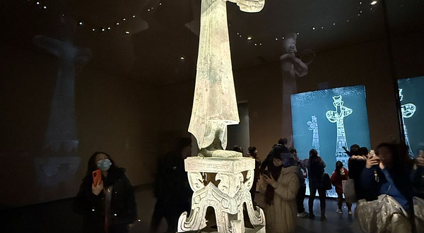 多媒体投影大立人解读(三星堆博物馆新馆)