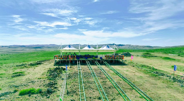 乌兰哈达火山星悦滑草游乐园
